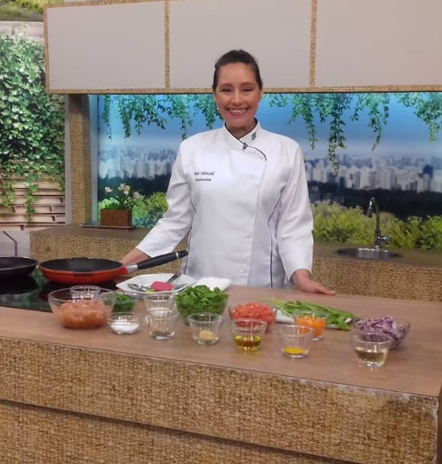 Equipe em cozinha higienizada