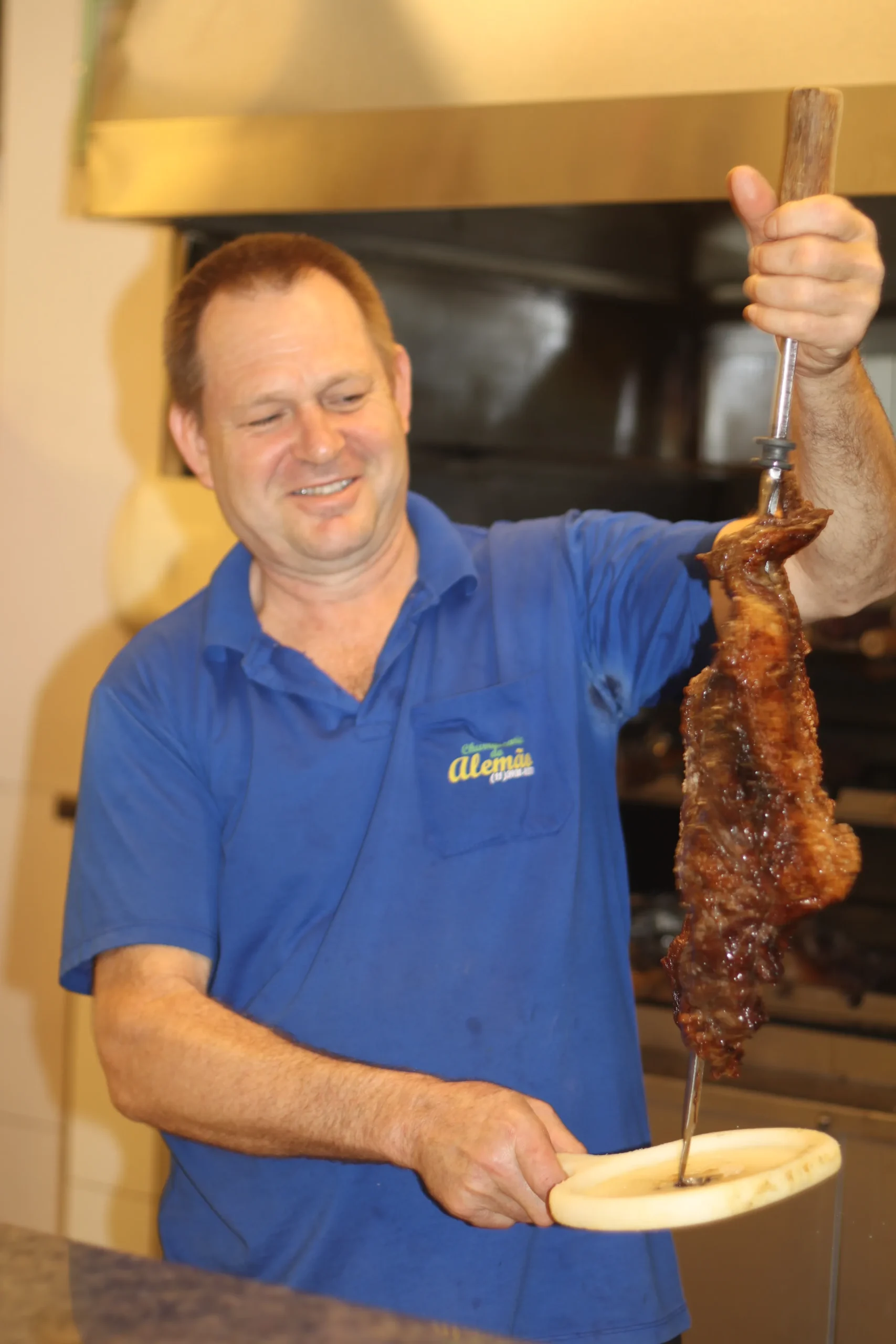 Churrasqueiro na brasa — Churrascaria do Alemão